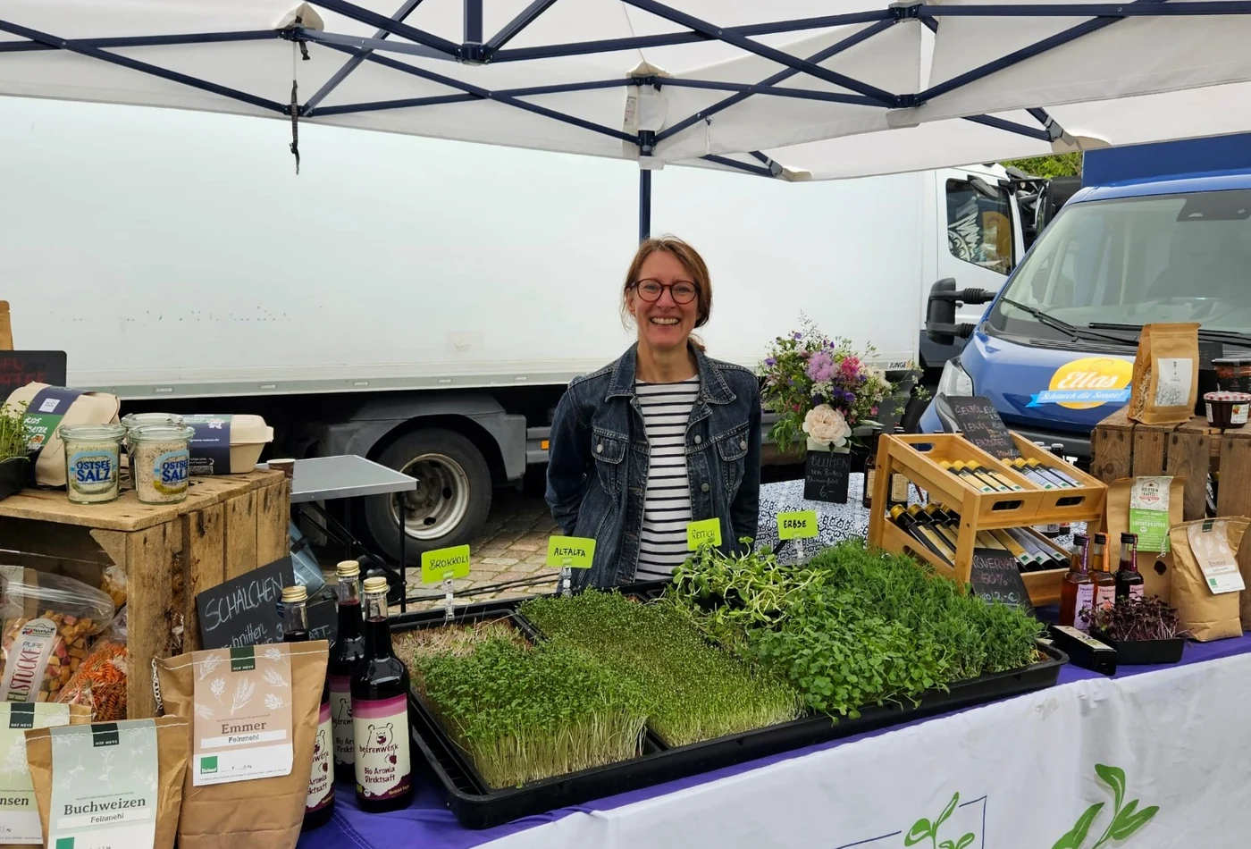 Bettina am Wochenmarktstand von Microgreens Ostsee