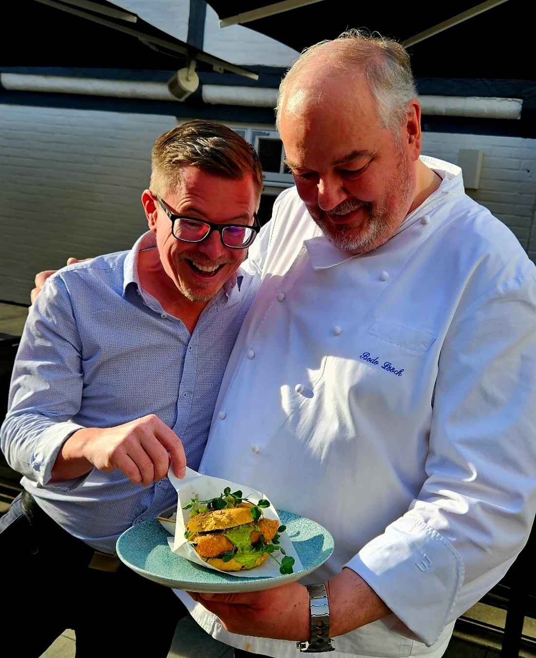 Maurice Köhler im Austausch mit einem Gastronomen