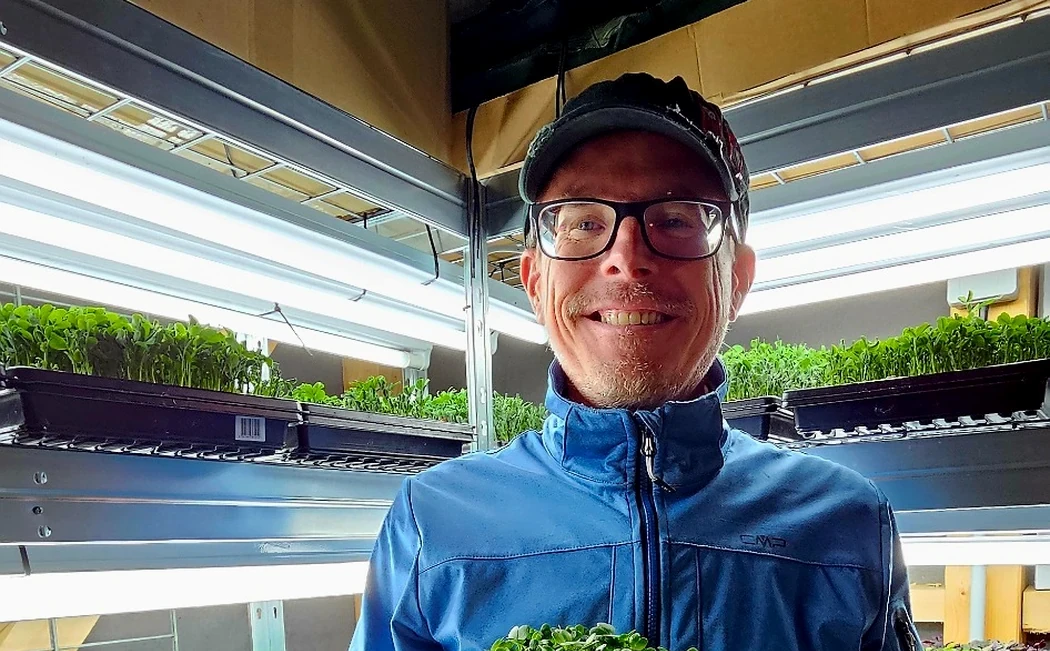Maurice Köhler in der eigenen Microgreens-Produktion